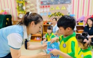 四川一所私立幼儿园的一位老师没有师德，随意殴打孩子！