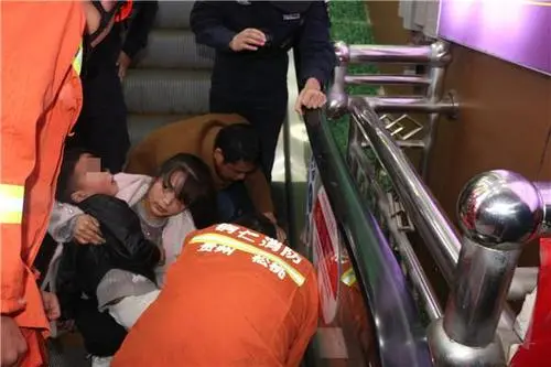 上海超市扶梯夹人事件，背后安全隐患不容忽视！ 第1张